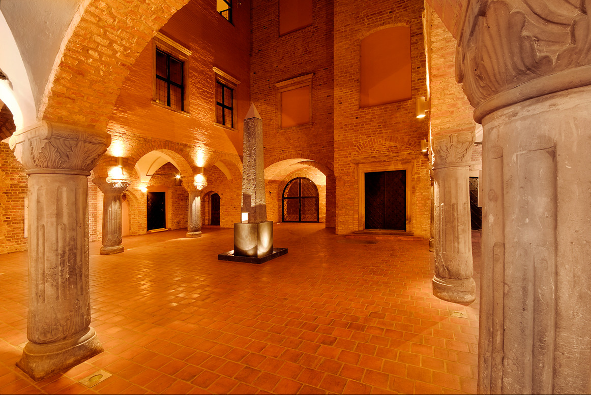 Visit our Renaissance courtyard free of charge