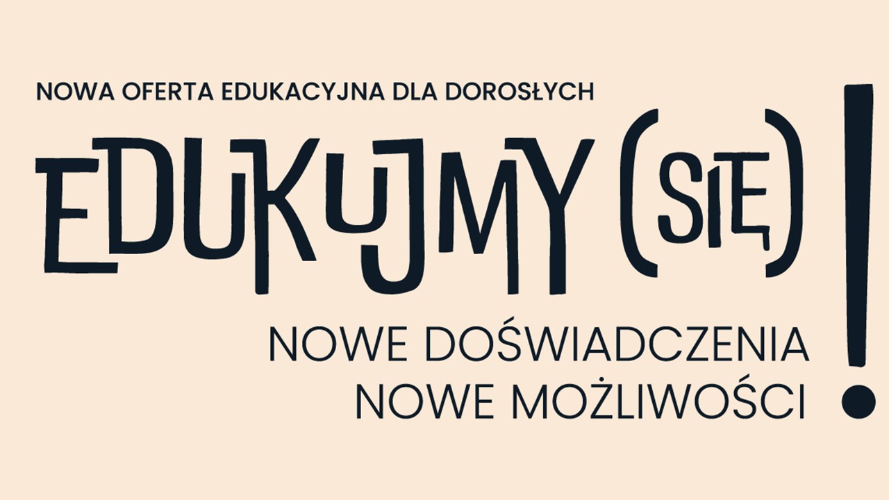 Obrazek z jasnym tle z czarnym napisem. Na górze małymi literami napis: ‘Nowa oferta edukacyjna dla dorosłych’. Poniżej duży, wyróżniony napis: ‘EDUKUJMY (SIĘ)!’. Na dole znajduje się hasło: ‘Nowe doświadczenia, nowe możliwości’. Napis jest urozmaicony różnymi kształtami liter.