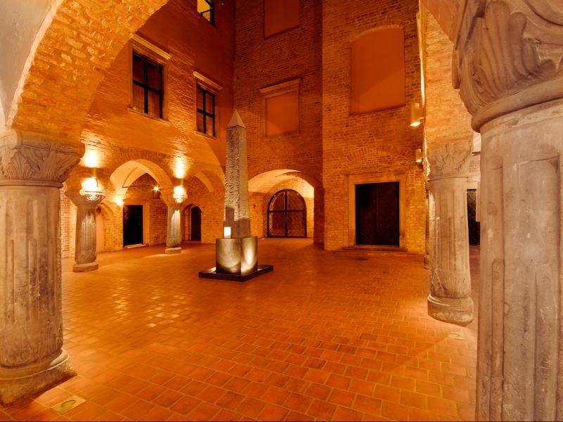 Visit our Renaissance courtyard free of charge
