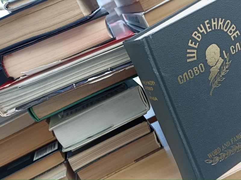 Книги українською та російською мовами забрати в Genius loci! Książki po ukraińsku i rosyjsku. Do wypożyczenia lub zabrania w Genius Loci!