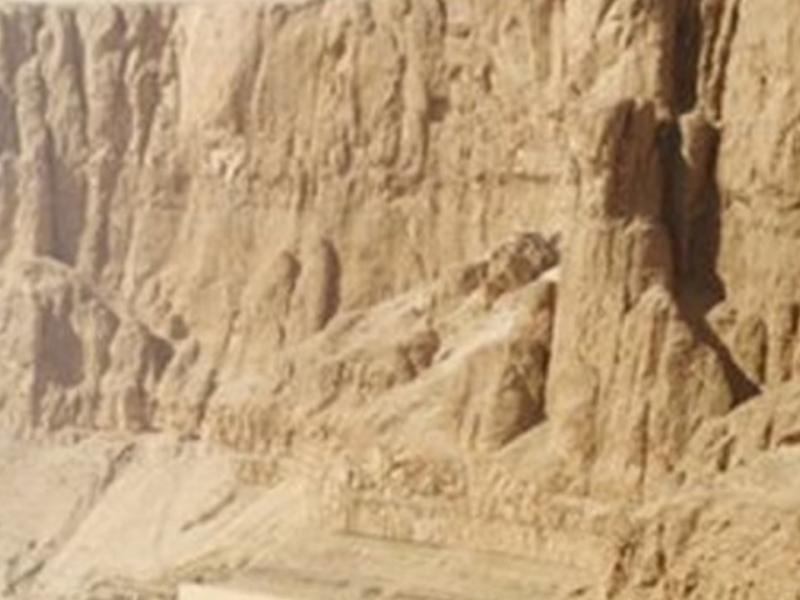 ”Na tropie najgłębiej skrywanych tajemnic Deir el-Bahari” – wykład prof. A. Niwińskiego 15.05.21 g.18.00