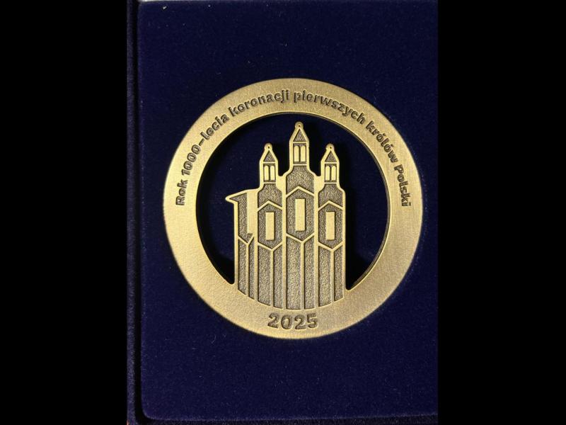 Rok pod znakiem koronacji dwóch królów Polski. Pamiątkowe medale dla pracowników Muzeum i Rezerwatu!